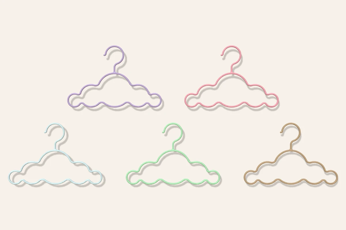 Cinco colgadores de ropa en forma de nube, en lila, rosado, celeste, verde menta y café latte