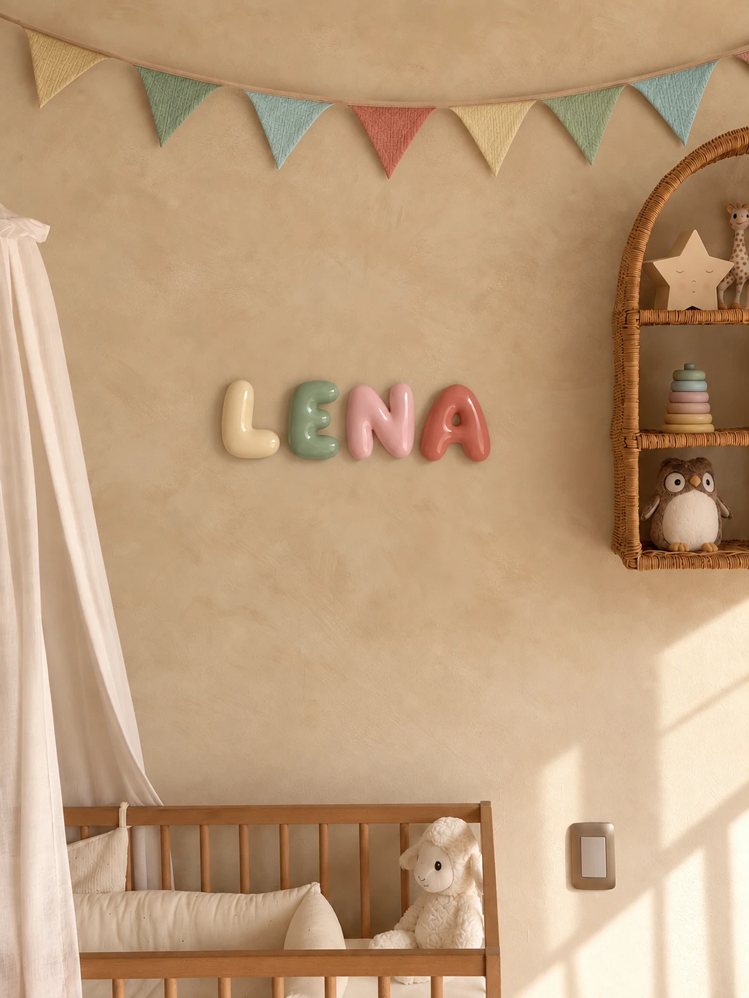 Letras de pared con el nombre Lena en tonos pastel, junto a la cuna