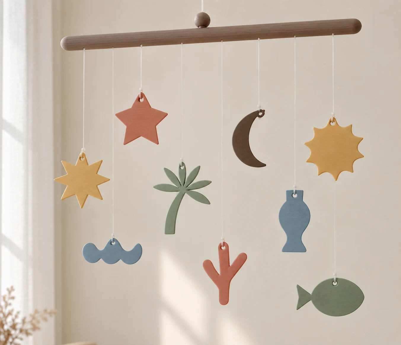 Móvil de recortes colgante, con sol, luna, estrellas, palmera, pez y otras figuras en tonos tierra