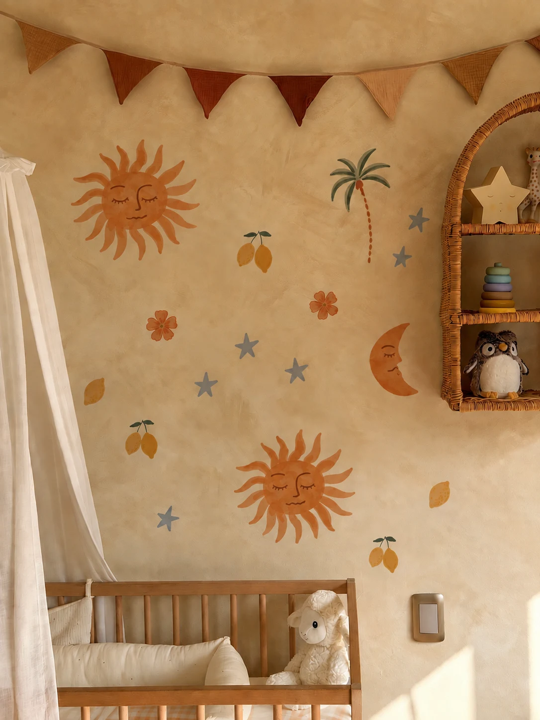 Vinilos decorativos: soles, lunas, palmeras y flores en la pared de una pieza infantil